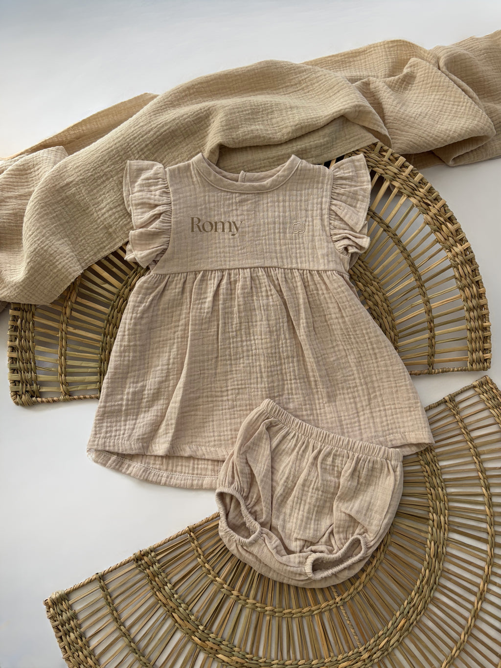 Vêtement bébé personnalisé, robe bébé, couleur marron beige 